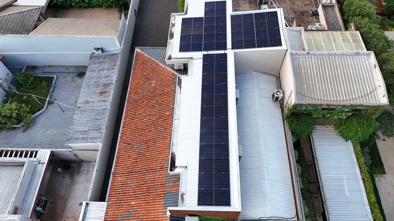 Instalação residencial de painéis solares em telhado