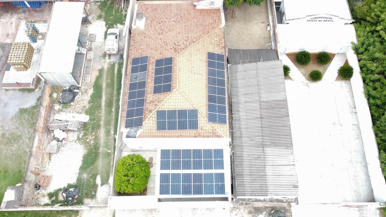 Instalação de painéis solares em telhado colonial