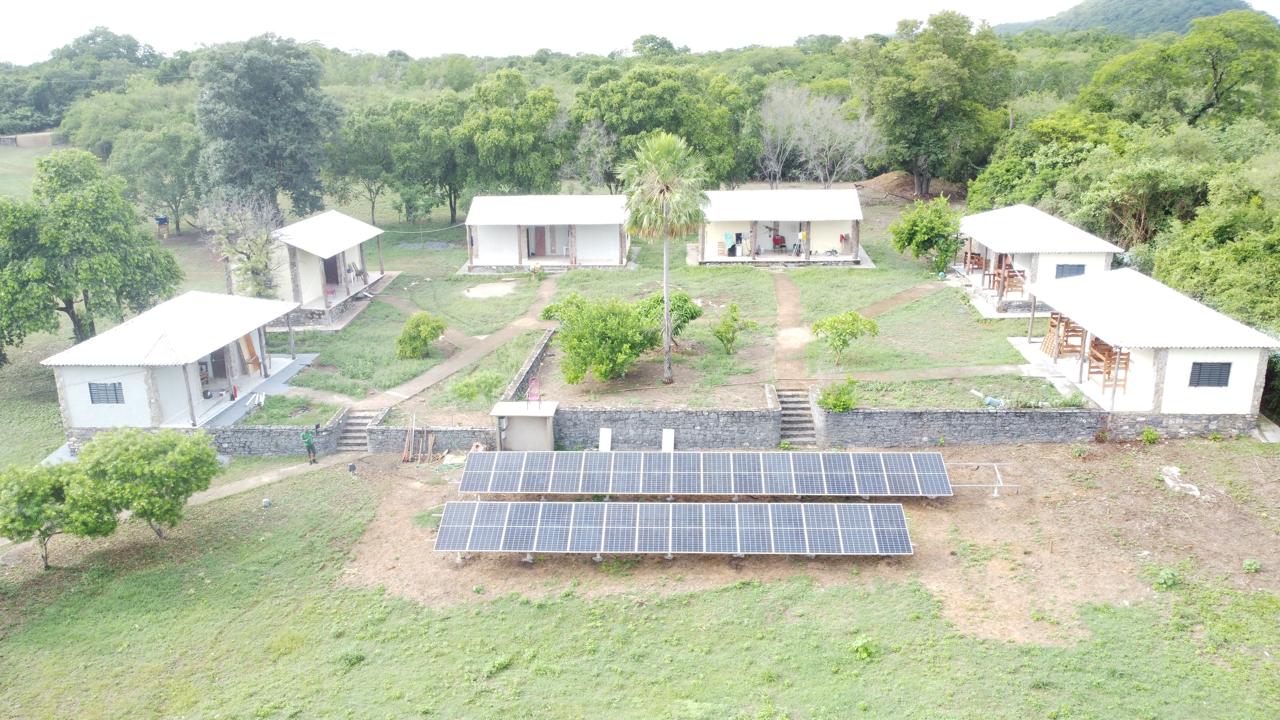 Vista aérea de projeto rural com painéis solares e construções